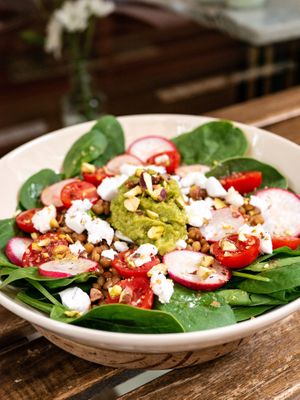 Ensalada vegana - Lentejas + espinacas + cherry + rabanitos + aguacate + queso tipo feta vegano + pistachos + aderezo de yuzu at Üla Café in Barcelona