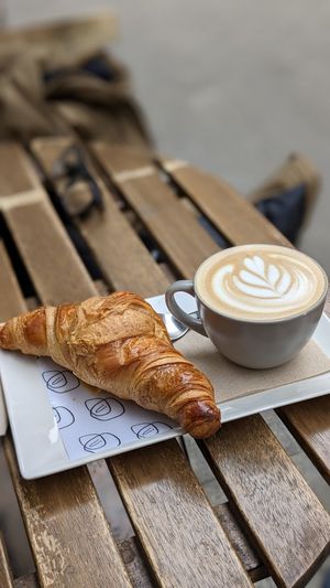 Croissant vegano y café con leche vegetal at Üla Café in Barcelona