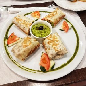 Maxi wrap con guacamole y queso vegano at Veggie Garden in Sitges