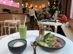 Protein bowl; Tropical thunder (smoothie); jasmine Rice  at Roots - Maschinenstraße in Zurich