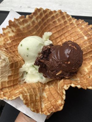 Zitrone-Basilikum und Schokolade-Mandel, beide vegan   at Starnberger Eiswerkstatt in Starnberg