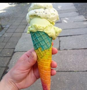 1 Kugel Kiwieis, 1 Kugel Limetten-Avocado-Eis in einer wunderschönen Regenbogenwaffel   at Eisbrennerei in Leipzig