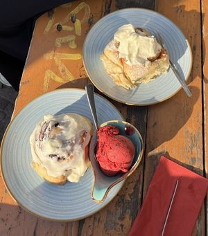 Mandelmus-Schnecke & Schoko-Schnecke und eine Kugel schwarze Johannisbeere (vegan)  at Eisbrennerei in Leipzig