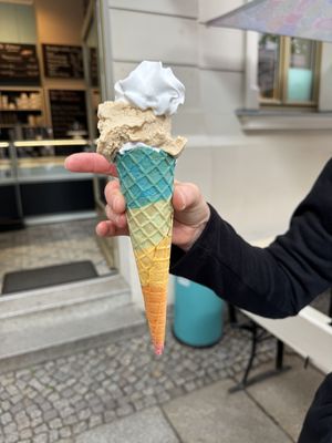 Erdnuss-Eis mit veganer Sahne  at Eisbrennerei in Leipzig