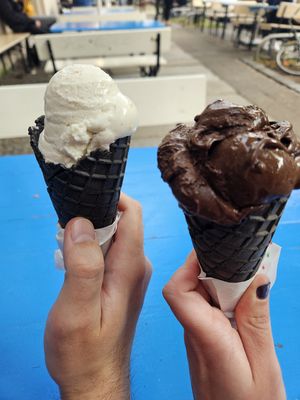 Geröstete Kokosnusskugel und Zartbitterschokoladenkugel in schwarzer Waffel zum WGT. Sooo lecker und cremig at Eisbrennerei in Leipzig