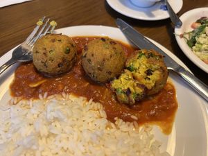 MALAI KOFTA
Tofu, potatoes, and green peas kofta; buckwheat/rice:  at Glonojad in Krakow