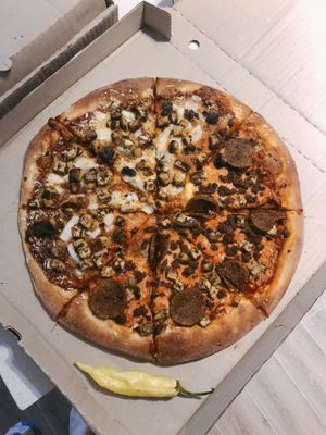 Pizza at Vegan Mobile in Santiago