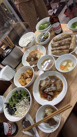 Pagamos 360000đ (13 usdaprox) por todo esto: 2 cervezas, los spring rolls, un beef y un chicken fried. Todo lo demás te lo sirven de cortesía.   at Katze Vegan & Vegetarian  in Hanoi