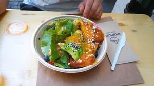 Athletica Bowl (Avocado mit Sesam, Erbsen, Cashewkerne, Brokkoli, Blaubeeren, Hummus, Quinoa, Wildreis, Kichererbsen, Karotte, Mescluna-Salat, Zitronengras-Tofu mit Salatdressing) at mamahe in Freiburg