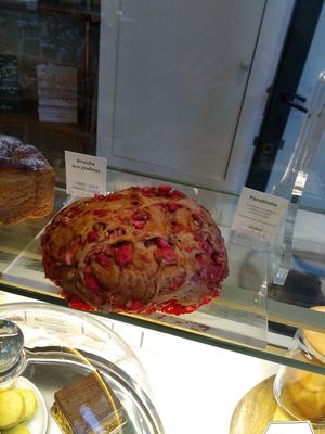 Brioche a la praline  at Cassonade Cannelés & Spécialités in Bordeaux