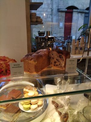 Brioche nature ou pépites de chocolat at Cassonade Cannelés & Spécialités in Bordeaux