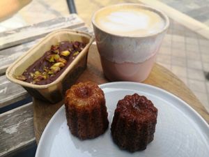 Capuchino, 2 cannalés y brownie (10 €) at Cassonade Cannelés & Spécialités in Bordeaux