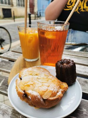 Cannelé Vegan et roulé aux amandes Vegan, smoothie et the glace maison at Cassonade Cannelés & Spécialités in Bordeaux