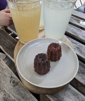 Cannelés vegan et citronnade at Cassonade Cannelés & Spécialités in Bordeaux