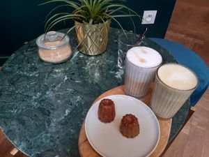 Vegan cannelé and drinks at Cassonade Cannelés & Spécialités in Bordeaux