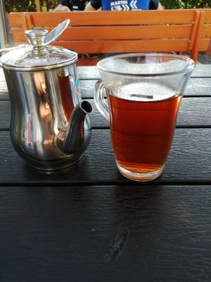 Schwarzer Tee im kännchen, reicht fuer 3 Gläser at Ya Hala in Stockach