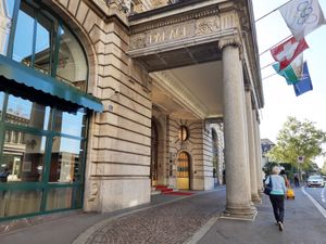 Entrance at Yogi Booster in Lausanne
