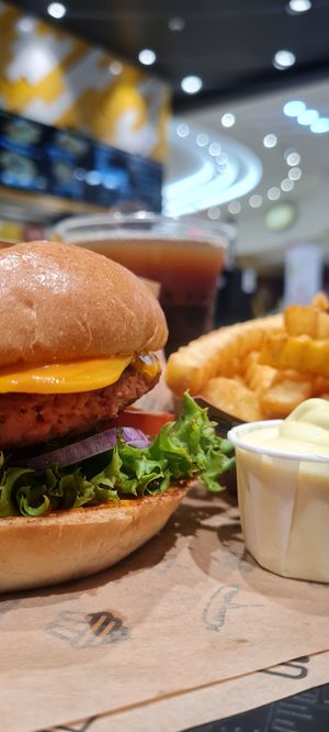 Burger (cheese) 🍔 Pommes 🍟 at VINCENT - Schönhauser Allee Arcaden in Berlin
