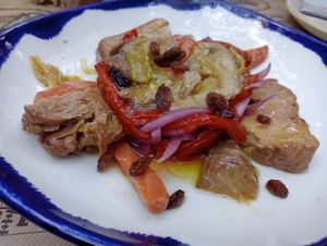 Ensalada de seitán escabechado, pimientos asados, puerros y cebolla encurtida con vinagreta y pasas at Moncloa de San Lazaro in Cacabelos