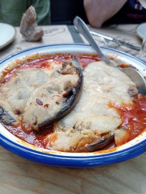 Berenjenas rellenas de vegetales y tofu con bechamel y fritada de tomate at Moncloa de San Lazaro in Cacabelos