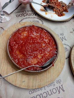 Tortilla guisada en fritada de tomate at Moncloa de San Lazaro in Cacabelos