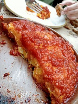 Interior de la tortilla guisada at Moncloa de San Lazaro in Cacabelos