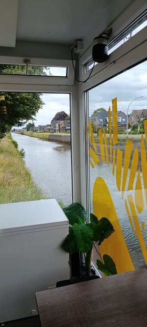 Uitzicht op het kanaal van binnen at De Friterie in Smilde