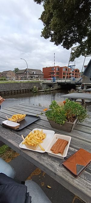 Leuke picknick tafels aan het kanaal, maxicado snack vegan + glutenvrij van VAfoods. Vegan mayonaise ook aanwezig en meerdere snacks. Aanrader! at De Friterie in Smilde