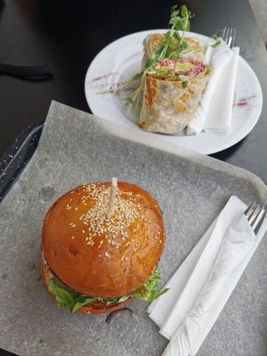 Burger vege et wrap falafel at IBA.TU Bistro in Vysoke Tatry