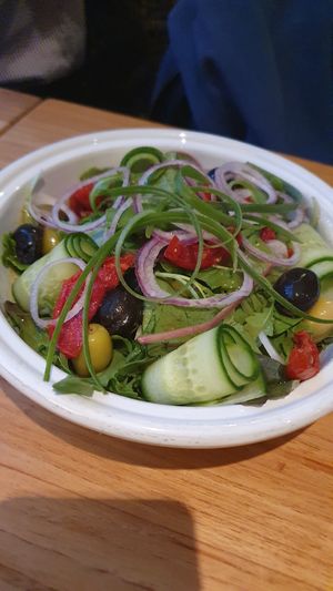 Salade geserveerd bij hoofdgerecht at Brasserie de Jasmijn in Harlingen