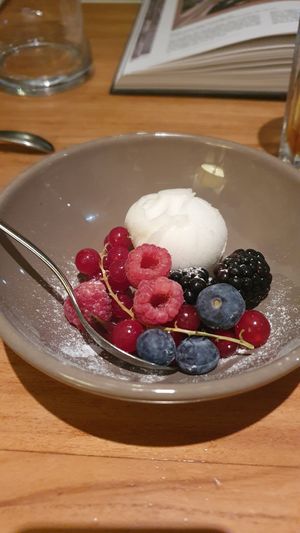 Citroen sorbetijs met rood fruit at Brasserie de Jasmijn in Harlingen
