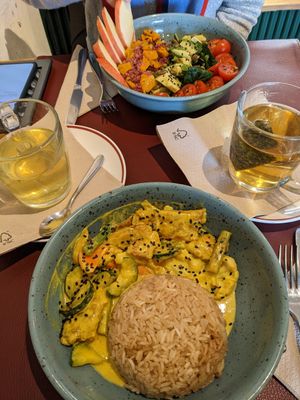 Curry with plant-based chicken simulate (and lots of tasty veggies) at Green&Burger - Biocenter in Barcelona