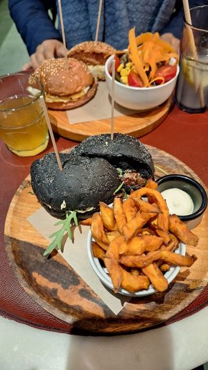 ¡Las hamburguesas están estupendas! Ordenamos la "Happy Burger" y la "Energy Burger"; con una kombucha para acompañar 🍔🌱👌🏻😋 at Green&Burger - Biocenter in Barcelona