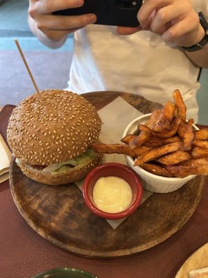 Burger heura con bacon e formaggio vegano e stick di patate dolci   at Green&Burger - Biocenter in Barcelona