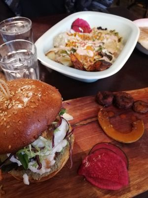 Veganer burger, healthy bowl at La Cantine de Sam in Paris