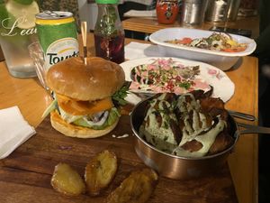 Burgers and vitabowl  at La Cantine de Sam in Paris