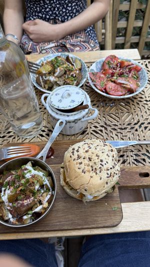 Veganer Burger, Kartoffeln und Tomaten  at La Cantine de Sam in Paris