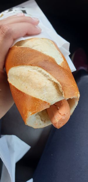 Veganer Hot Dog in der Laugenstange at Brezelkönig in Buelach