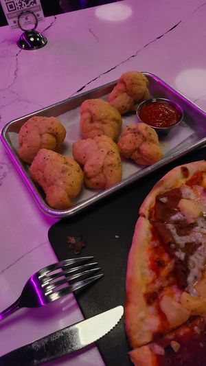 Garlic knots at Neon Tiger in Charleston