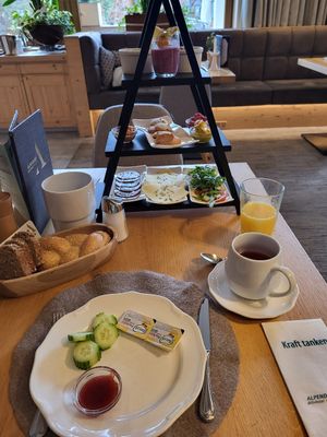 Veganer Frühstücksturm mit Wurst, Käse, Keksen, Aufstrichen, Pudding, Joghurt at Alpendorf Aktivhotel in St Johann Im Pongau