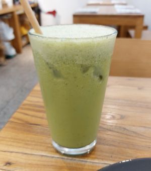 Kiwi Apple Kale Oat Milk 奇異果羽衣甘藍蘋果燕麥奶 at The Park by Years in Kowloon