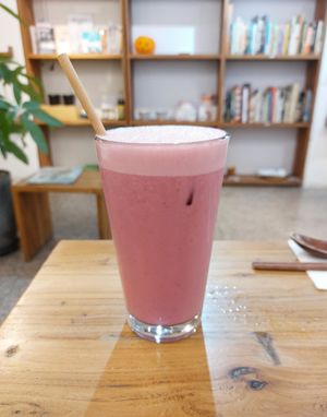 Banana Pitaya Oat Milk 香蕉火龍果燕麥奶 at The Park by Years in Kowloon