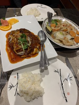Mock duck with shishuan sauce and mock shrimp with vegetables    at De Yuan in Liege
