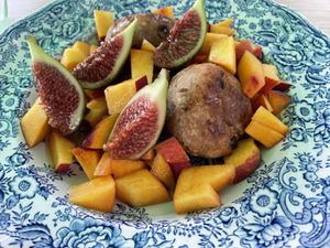  Breakfast: Tofu-„cheese cake“ balls with fruits at Freeduchio in Batumi