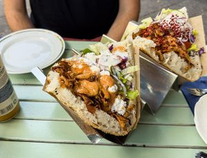 Fiöner döner vegan kebab con extra de queso  at Vamos Veganos in Berlin
