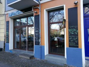 Shop has outdoor seating as well  at Vamos Veganos in Berlin