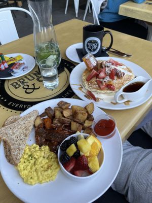 American Breakfast..all 🌱 vegan😋. Not the pancakes tho, and it makes no sense why not?!  at Brunch & Sip in Phoenix