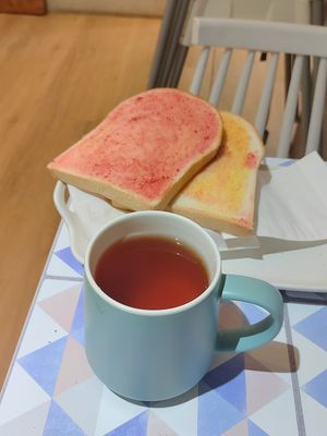 草莓+奶油土司套餐 at De l'espoir 手在餐桌 in New Taipei City