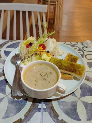 沙拉+濃湯+香椿吐司 at De l'espoir 手在餐桌 in New Taipei City