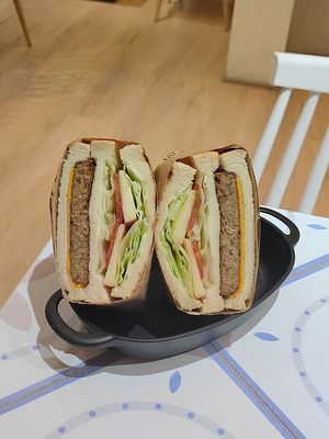 蘋果漢堡排鮮蔬土司 at De l'espoir 手在餐桌 in New Taipei City